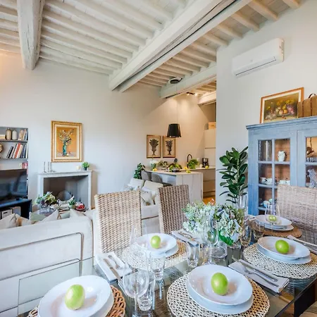 Retreat With Garden Charm Apartman