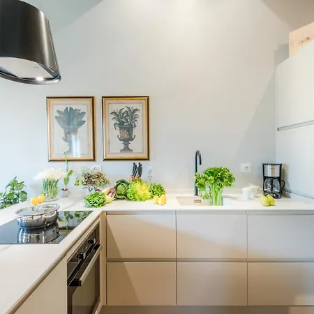 Retreat With Garden Charm Apartman